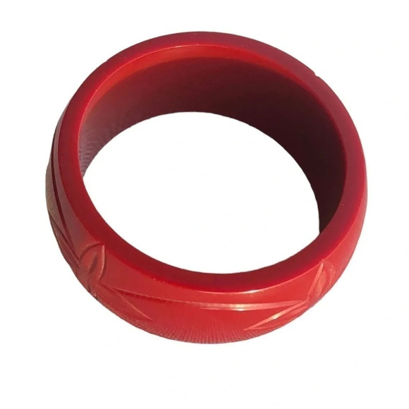 BAKELITE Vintage 1940s-50s Heavy Carved Tomato Red Bangle Bracelet - Picture 4 of 9